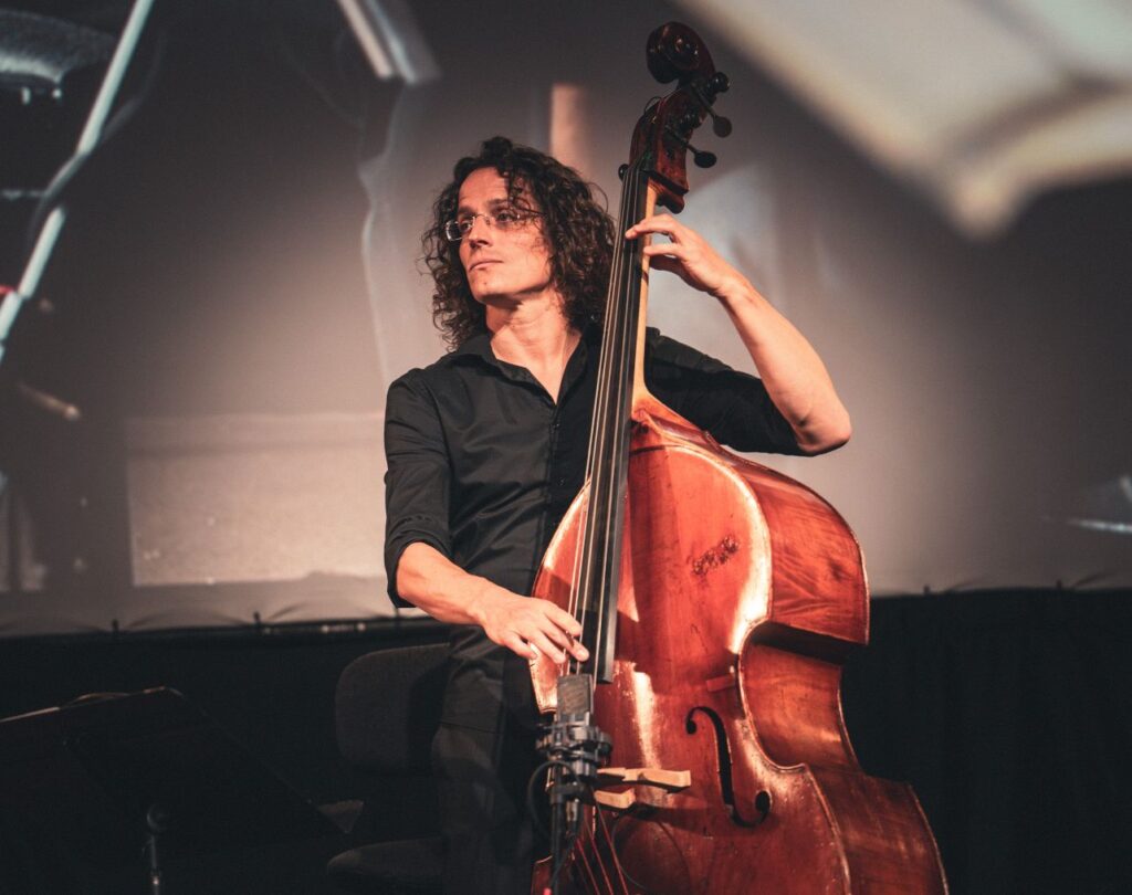 Leonardo Teruggi (kontrabas) © Qinke Chang / Zuzia Dłużniewska