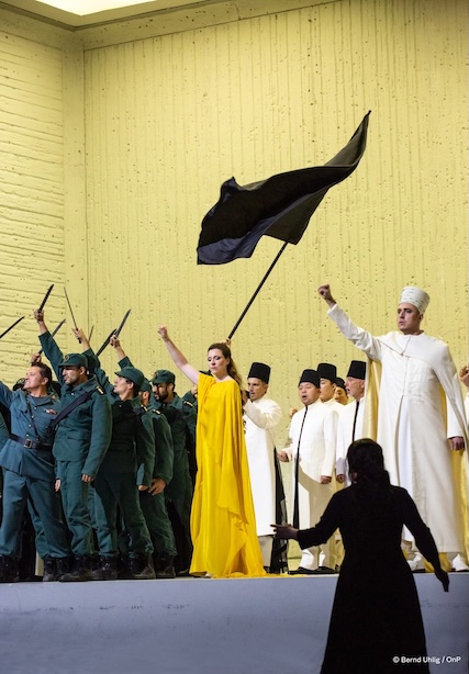 Piotr Beczała (Radames), Ève-Maud Hubeaux (Amneris) i Krzysztof Bączyk (Faraon) w „Aidzie” w Opéra national de Paris © Bernd Uhlig