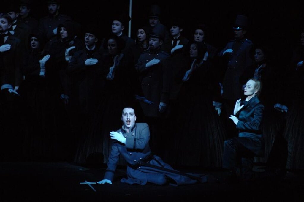 Artur Ruciński(Walenty) i Monika Ledzion (Siebel) w „Fauście” w reżyserii Roberta Wilsona w Teatrze Wielkim – Operze Narodowej © Stefan Okołowicz