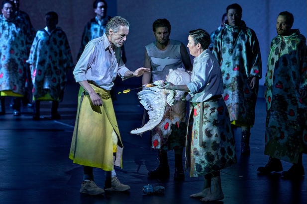 Georg Zeppenfeld (Gurnemanz), Margret Plummer (2. Giermek), Gideon Poppe (3. Giermek), Chor Festiwalu w Bayreuth © Enrico Nawrath/ Bayreuther Festspiele