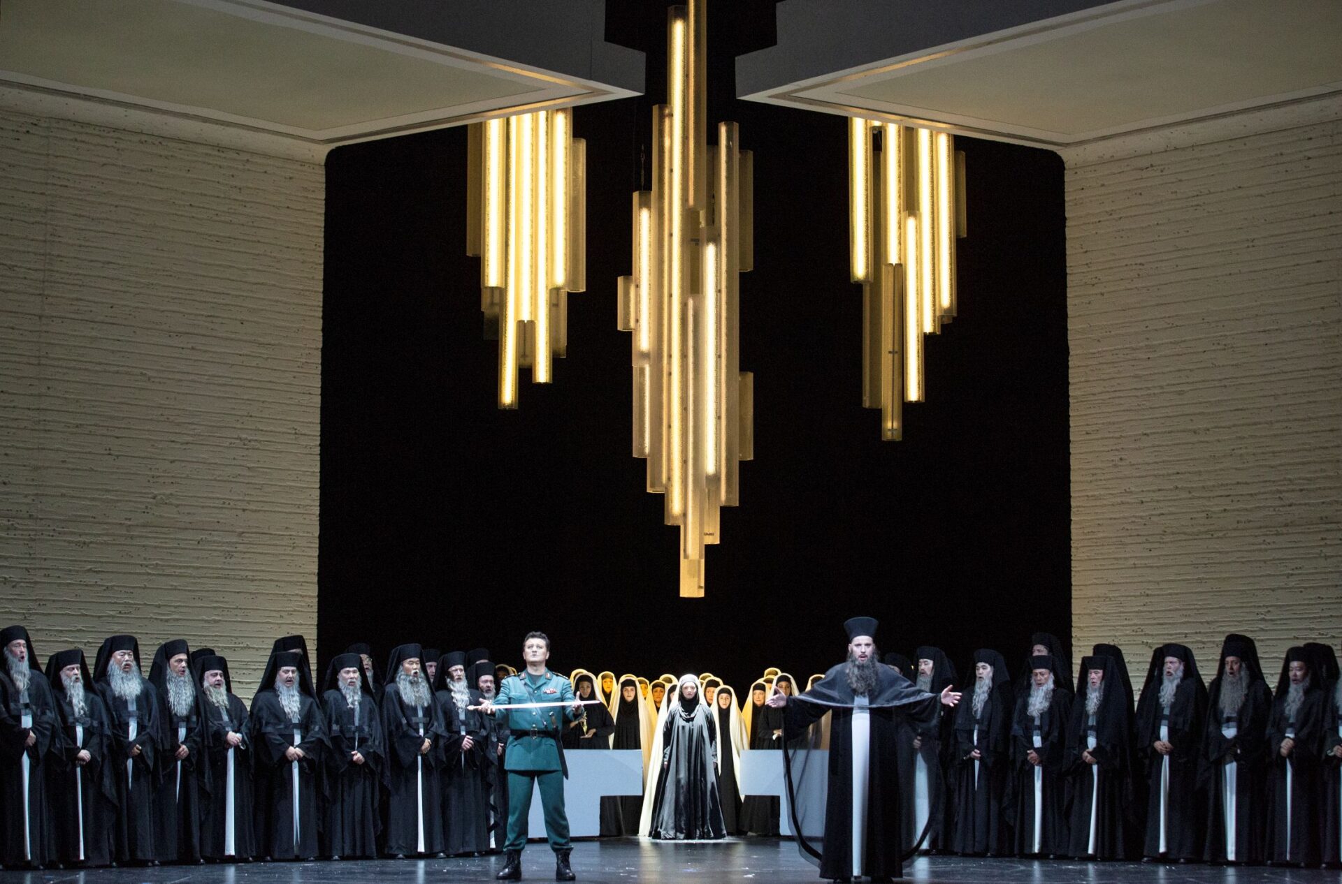 Scena zbiorowa, na środku: Piotr Beczała (Radames) i Alexander Köpeczi (Ramfis) w „Aidzie” w Opéra national de Paris © Bernd Uhlig