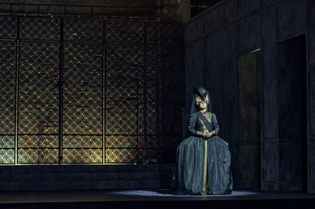 Dorota Szczepańska jako Griselda w Ruinach Teatru Victoria w Gliwicach © Festiwal All’Improvviso