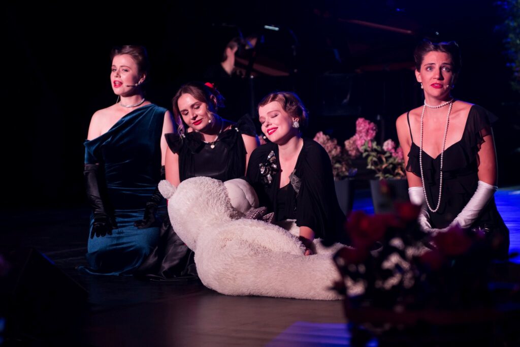 Iryna Melnyk, Nataliia Tepla, Marta Mazanek-Matuszewska i Marta Wiktorzak tulą misia w „Ach, śpij kochanie” © Miasto Biała Podlaska