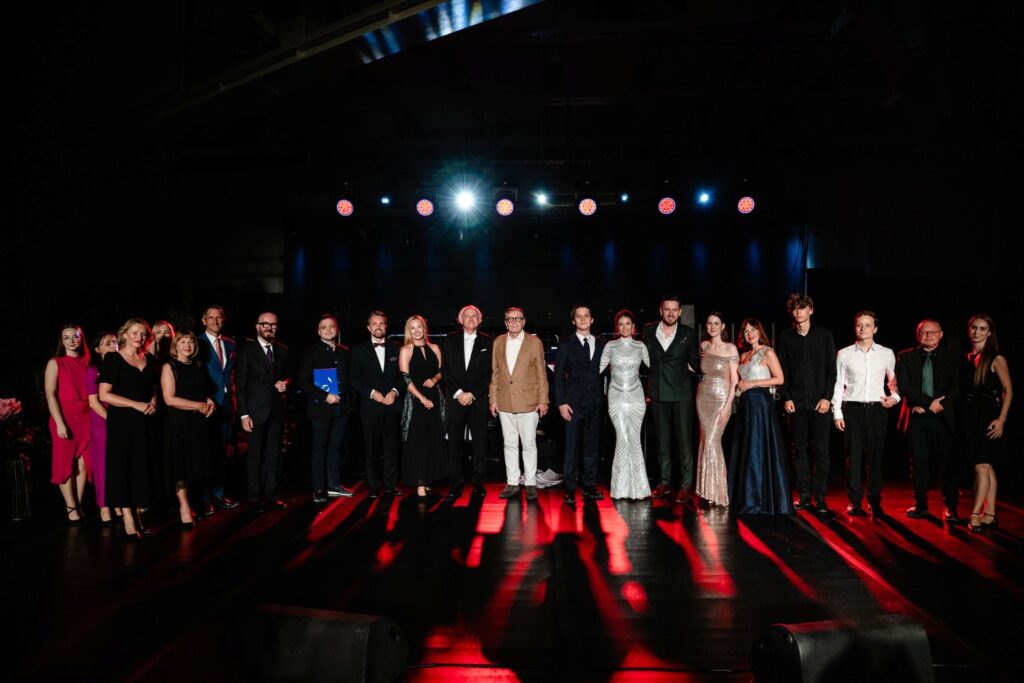 Koncert „Krzesimir Dębski i Przyjaciele”. Zdjęcie zbiorowe © Miasto Biała Podlaska