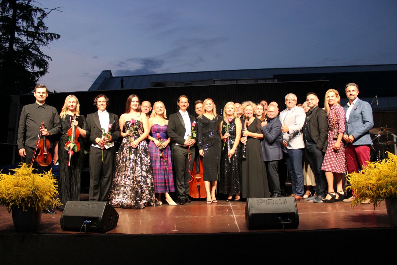 Koncert „Od Opery po Broadway. Wieczór z operą, operetką i musicalem” w Sarnakach. Zdjęcie zbiorowe © archiwum GOK Sarnaki