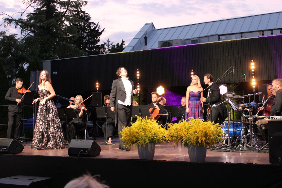 Kwartet z „Rigoletta". Piotr Kaniuga (dyrygent), Karolina Nosowska (Magdalena), Michał Ryguła Książę Mantui), Małgorzata Priebe (Gilda) i Michał Janicki (Rigoletto) © archiwum GOK Sarnaki