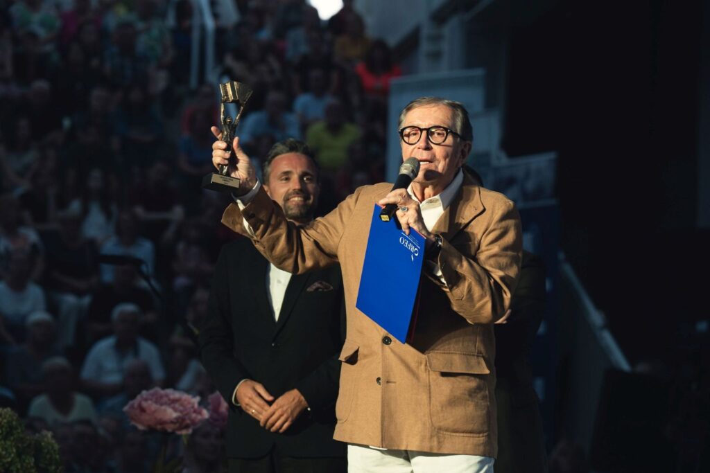 Michał Litwiniuk i Zbigniew Napierała wręczający Nagrodę © Miasto Biała Podlaska