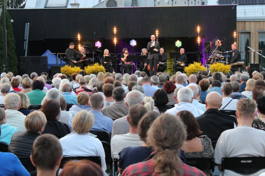 Prowadzący koncert Robet Kamyk © archiwum GOK Sarnaki