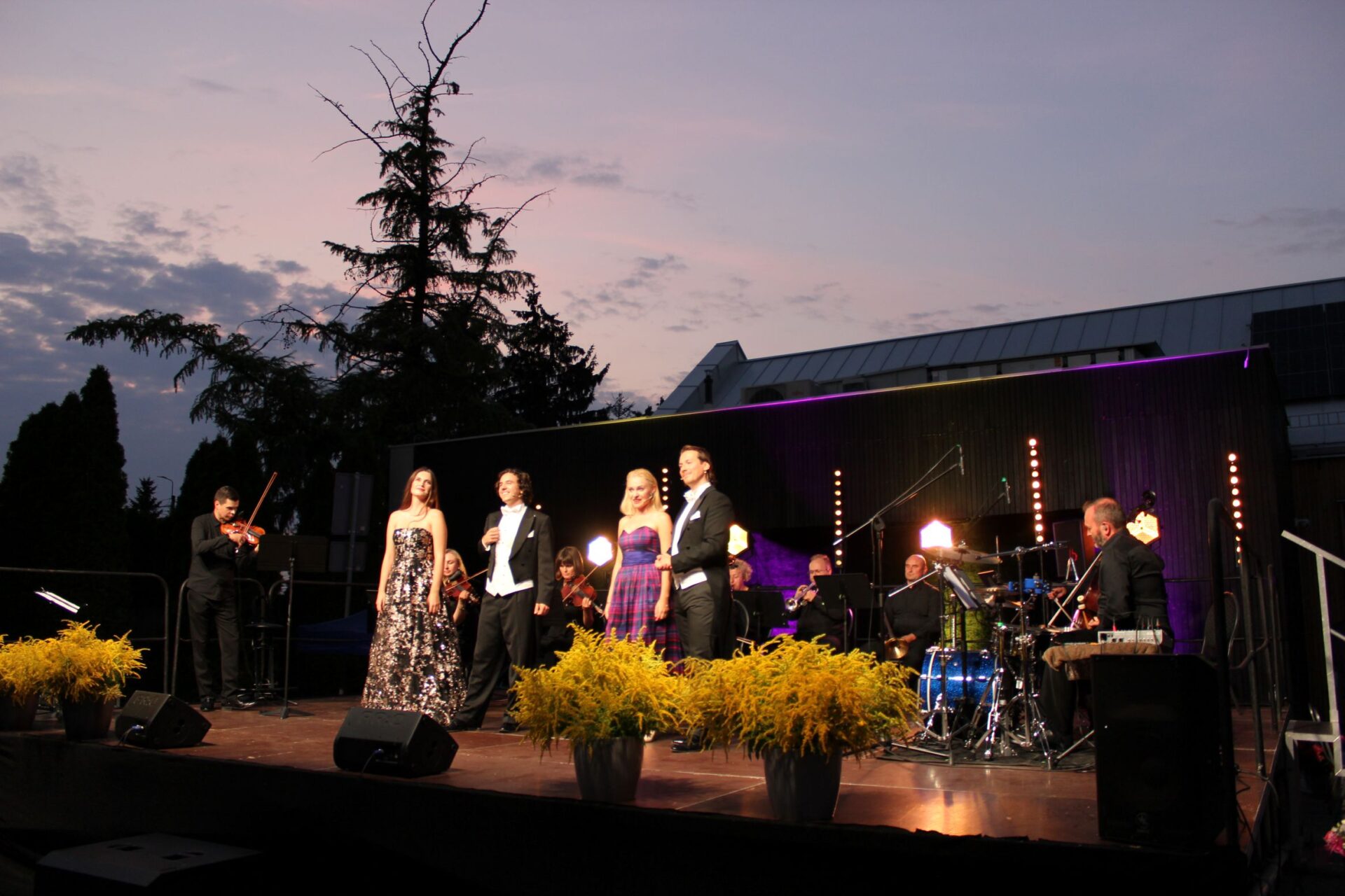 Koncert „Od Opery po Broadway. Wieczór z operą, operetką i musicalem” w Sarnakach. Piotr Kaniuga, Karolina Nosowska, Michał Ryguła, Małgorzata Priebe i Michał Janicki © archiwum GOK Sarnaki