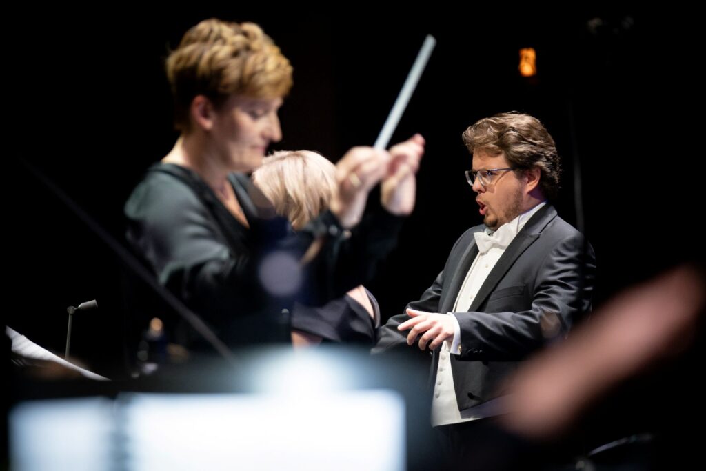 Marta Kluczyńska i Szymon Mechliński (Angelus) podczas koncertowego wykonania „Wyroku” w Poznaniu © Bartosz Seifert (archiwum Teatru Wielkiego w Poznaniu)