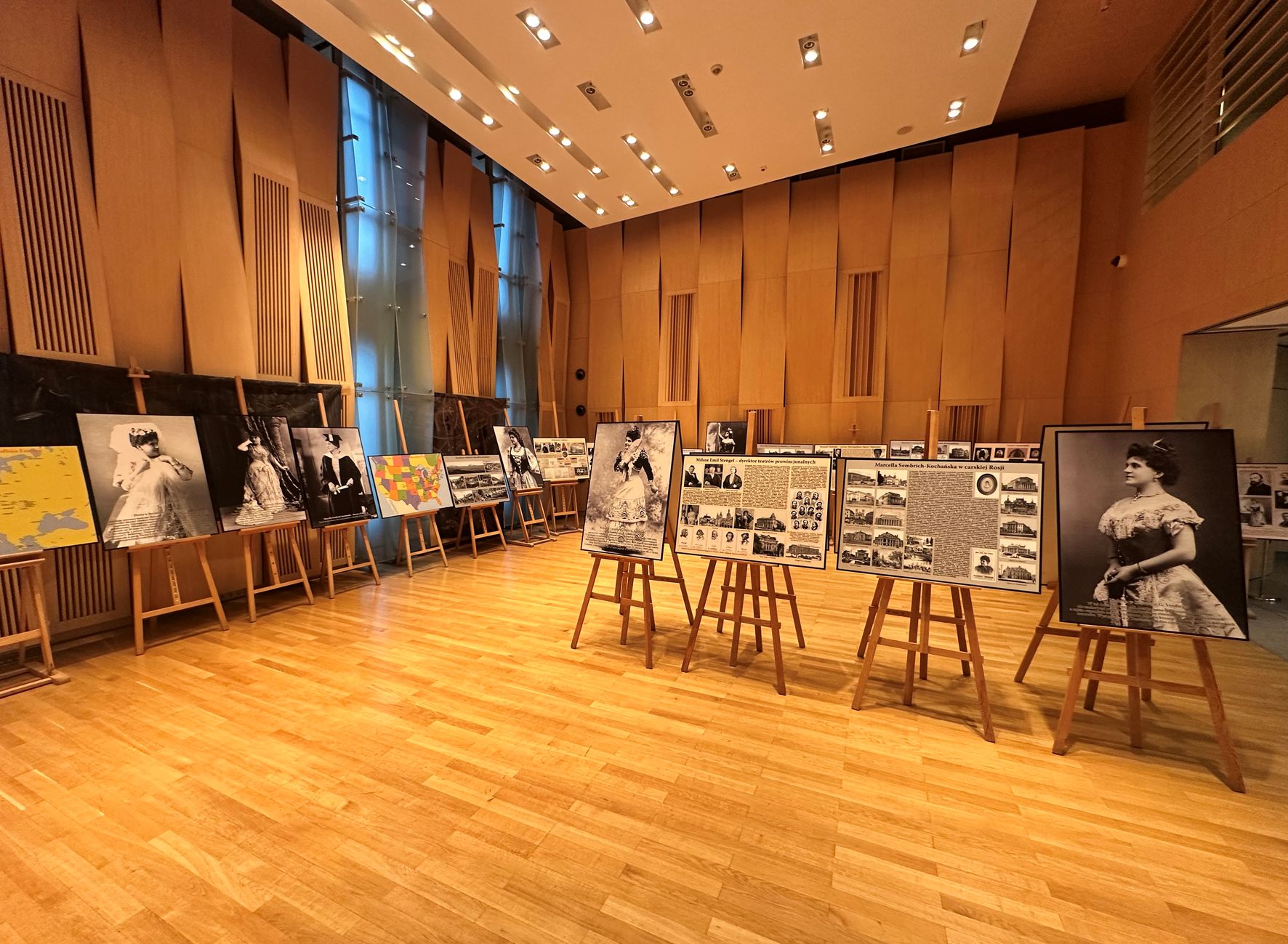 Wystawa „Marcella Sembrich-Kochańska. Polka. Artystka Świata” w Filharmonii Świętokrzyskiej w Kielcach © Halina Woźniak Wystawa „Marcella Sembrich-Kochańska. Polka. Artystka Świata” w Filharmonii Świętokrzyskiej w Kielcach © Halina Woźniak