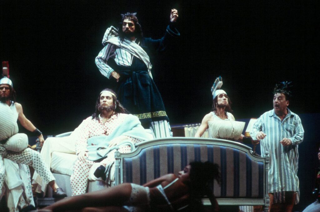 „Piękna Helena” Offenbacha w reżyserii Laurenta Pelly © Catherine Ashmore