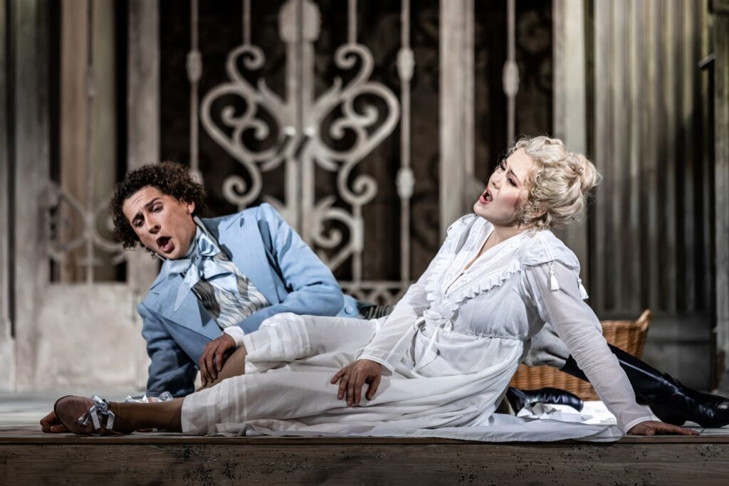 Sylwester Smulczyński jako Florville i Aleksandra Kubas-Kruk jako Sofia © Natalia Kabanow, mat. Polskiej Opery Królewskiej