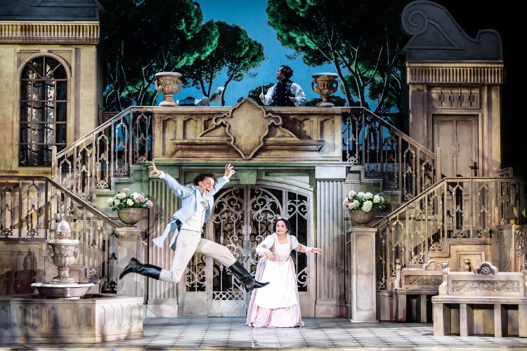 Sylwester Smulczyński jako Florville i Dorota Lachowicz jako Marianna © Natalia Kabanow, mat. Polskiej Opery Królewskiej