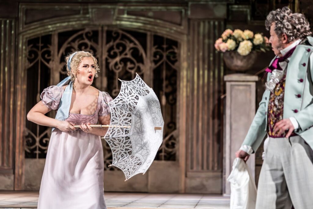 Aleksandra Kubas-Kruk jako Sofia i Witold Żołądkiewicz jako Bruschino Padre © Natalia Kabanow, mat. Polskiej Opery Królewskiej