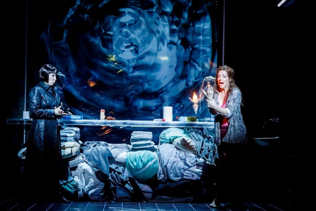 Lindsay Ammann (Mamka) i Lise Lindström (Farbiarka) © Krzysztof Bieliński