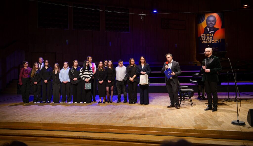 Piotr Łabanow i beneficjenci projektu „Żywa Muzyka" © Maciej Mulawa