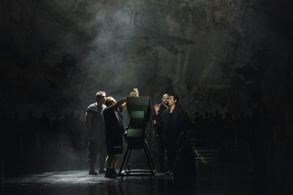 Juan Orozco (Generał Leslie Groves), Roberto Gionfriddo (Robert Wilson), Timothy Connor (J. Robert Oppenheimer), Jin Seok Lee (Edward Teller) @ Alexandra Polina