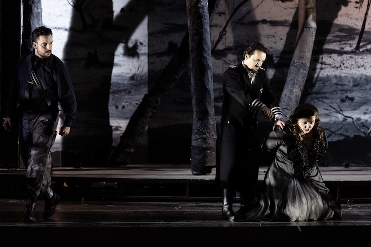 Alexander Köpeczi (Ferrando), Artur Ruciński (Hrabia di Luna), Judit Kutasi (Azucena). „Trubadur” w Bayerische Staatsoper w Monachium © Geoffroy Schied