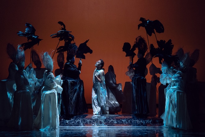 Zespół Wokalny POK, w środku Tomasz Nosinski (Lizander) © Karolina Jóźwiak/ Polska Opera Królewska
