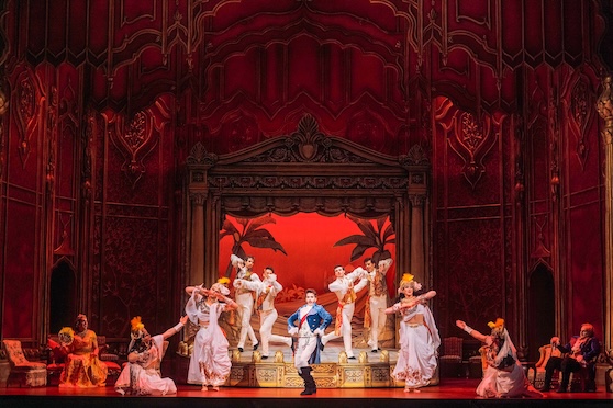 Maayan Licht (Alessandro), Tänzer, Jake Arditti (Erissena), Nicholas Tamagna
(Timagene) © Marco Sommer