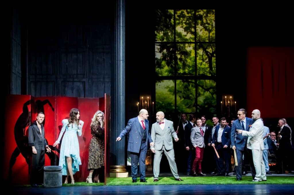 Nico Darmanin (Feton), Hanna Sosnowska-Bill (Nannetta), Aleksandra Orłowska (Alice Ford), Stanislav Kuflyuk (Ford), Wojciech Parchem (Dr Caius), Remigiusz Łukomski (Pistola) i Mateusz Zajdel (Bardolfo) © Krzysztof Bieliński 