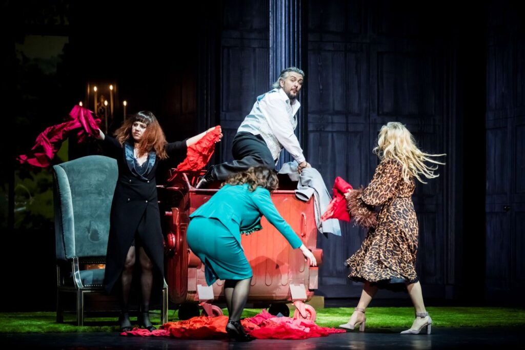 Valentina Pluzhnikova (Mistress Quickly), Monika Ledzion-Porczyńska (Meg Page), Sergio Vitale (Falstaff) i Aleksandra Orłowska (Alice Ford) © Krzysztof Bieliński 
