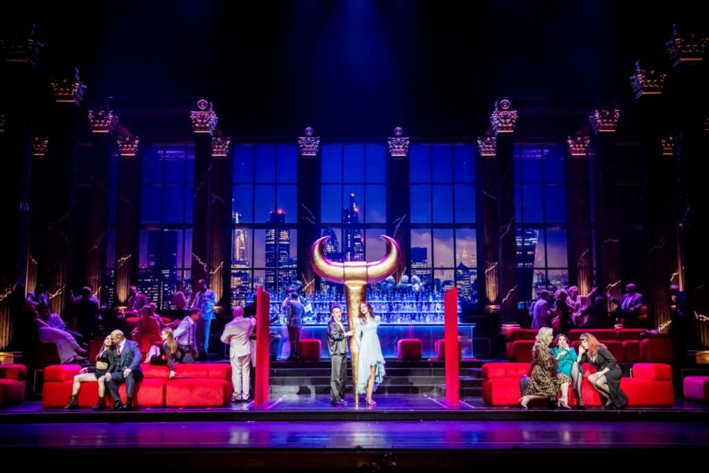 „Falstaff” w Teatrze Wielkim – Operze Narodowej. Scena zbiorowa © Krzysztof Bieliński