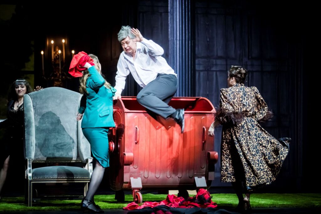 VDeniz Uzun (Mistress Quickly), Natalia Rubiś (Alice Ford), Mateusz Michalowski (Falstaff) i Elżbieta Wróblewska (Meg Page) © Krzysztof Bieliński