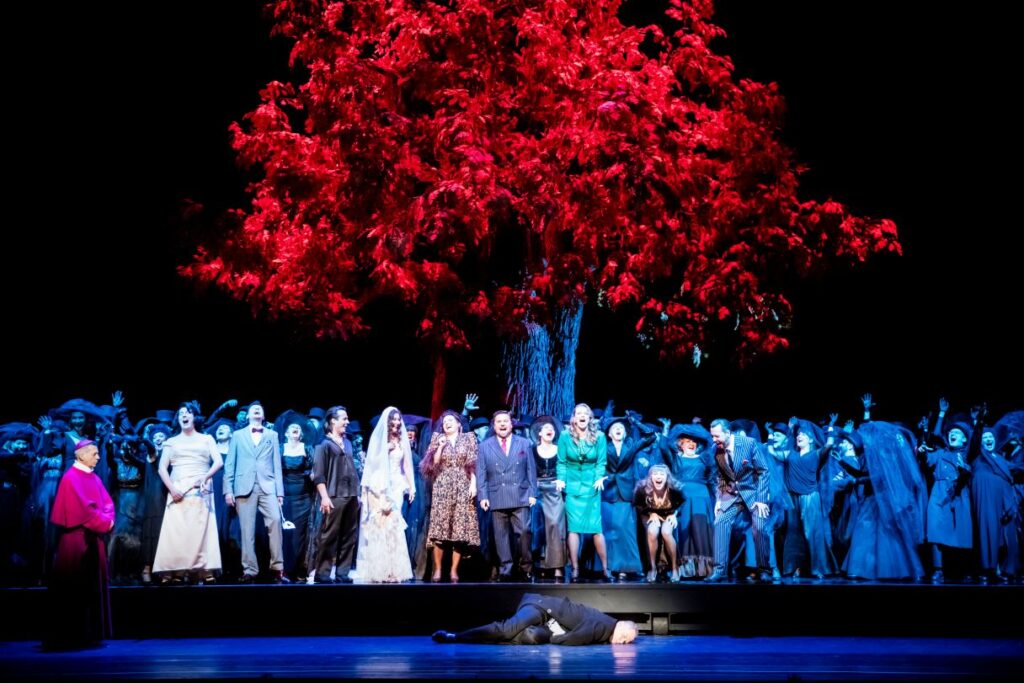 „Falstaff” w Teatrze Wielkim – Operze Narodowej. Scena zbiorowa © Krzysztof Bieliński 