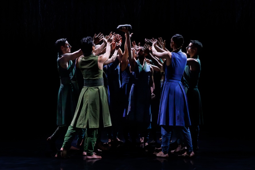 „Turning of Bones” w choreografii Akrama Khana © Jeanette Bak/ materiały prasowe Teatru Wielkiego w Łodzi 