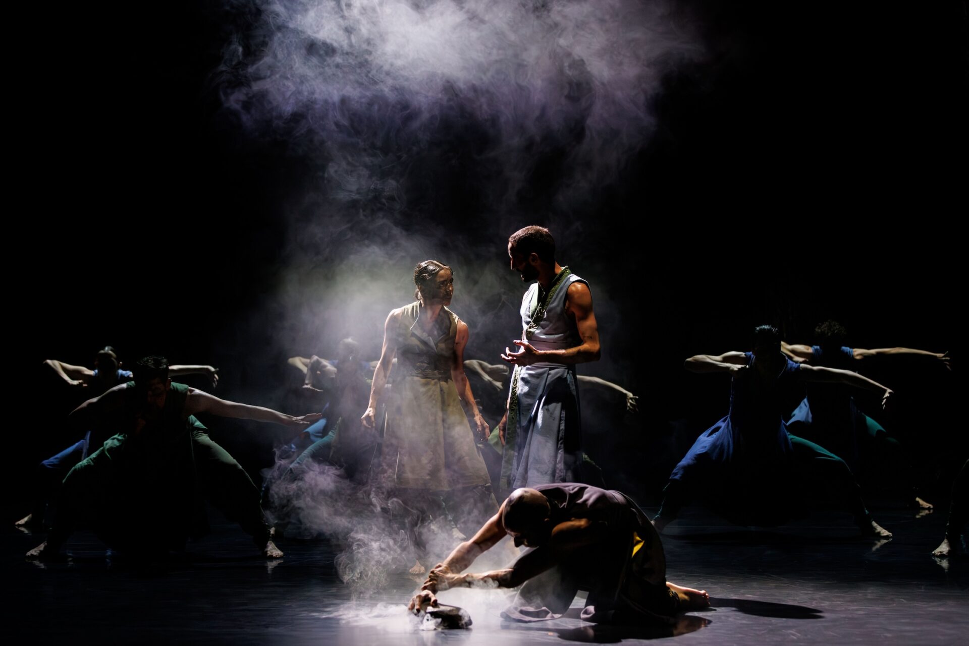 „Turning of Bones” w choreografii Akrama Khana © Jeanette Bak/ materiały prasowe Teatru Wielkiego w Łodzi