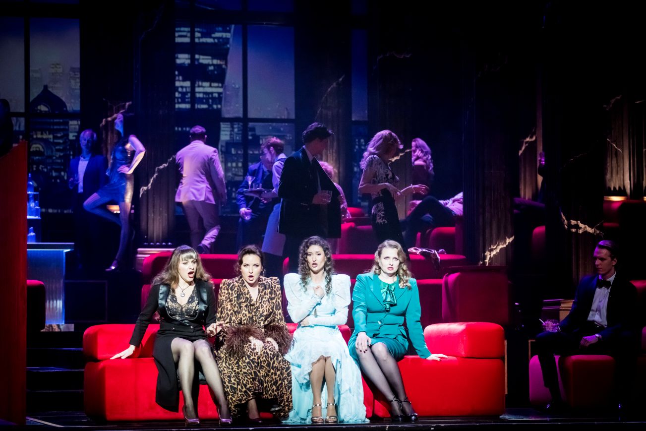 Valentina Pluzhnikova (Mistress Quickly), Natalia Rubiś (Alice Ford), Hanna Okońska (Nanetta), i Elzbieta Wróblewska (Meg Page) © Krzysztof Bieliński 