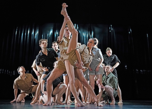 „Supernova” w Teatrze Wielkim w Łodzi. „Echoes” w choreografii Jacka Przybyłowicza © Joanna Miklaszewska