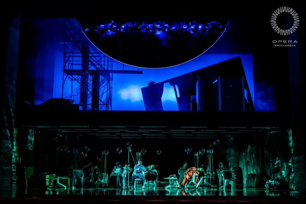 „Julietta” w Operze Wrocławskiej. Scena zbiorowa © Karpati&Zarewicz