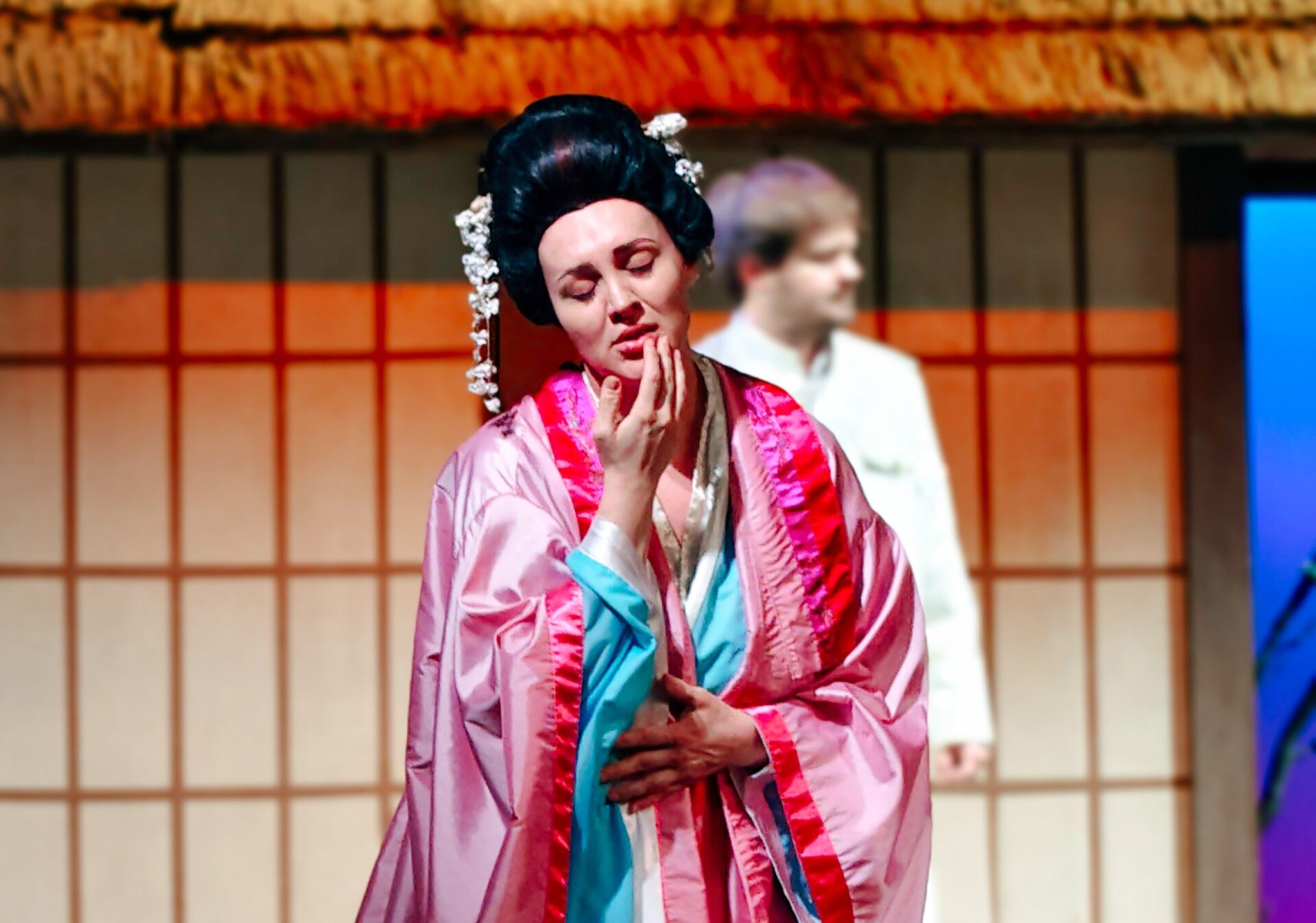 Adriana Ferfecka jako Cio-Cio-San w „Madamie Butterfly” na scenie Opery Śląskiej. Zdjęcie z próby © archiwum Opery Śląskiej