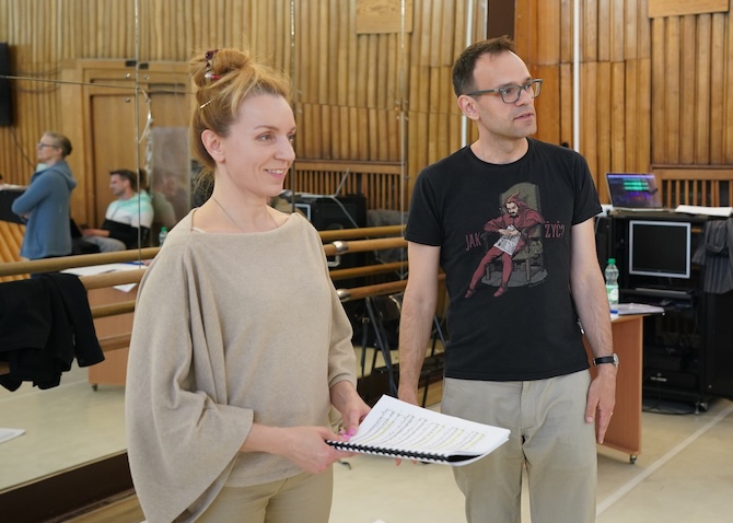 Próby do prapremiery „Turkusowego Potwora” w Teatrze Wielkim w Łodzi: Joanna Freszel (Ashka), Paweł Paszta (reżyser) © Joanna Miklaszewska