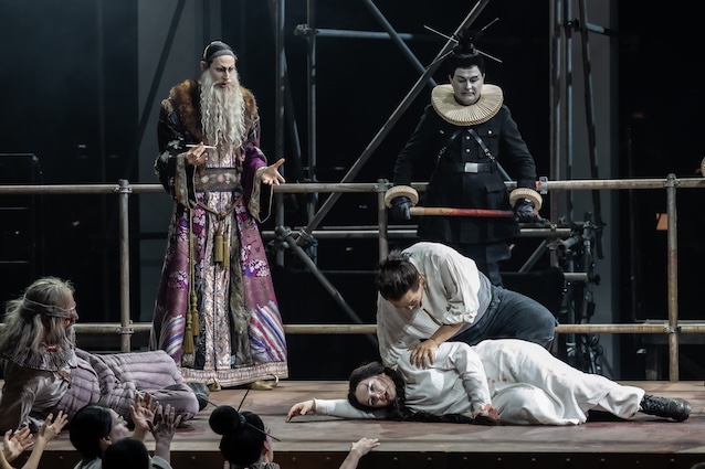 „Turandot” w Operze w Kolonii, w środku: Gabriela Legun (Liu) © Oper Köln_Sandra Then