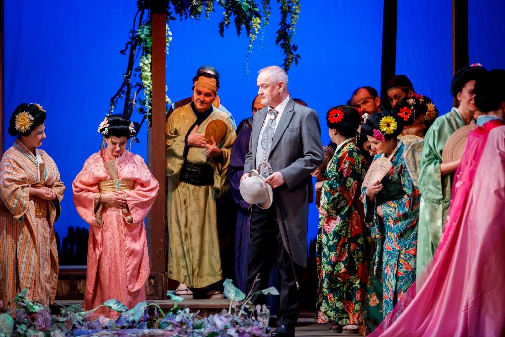 Andrzej Dobber (Sharpless) w „Madamie Butterfly” na scenie Opery Śląskiej. Zdjęcie z próby © archiwum Opery Śląskiej