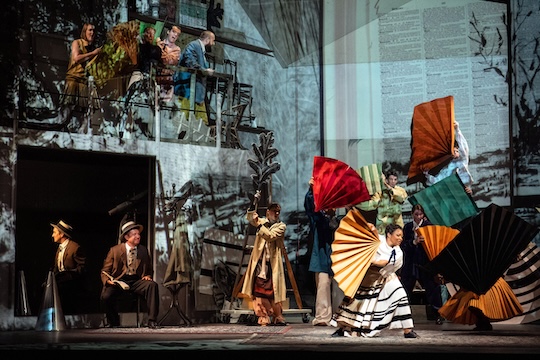 Scena zbiorowa, po lewej: Krystian Adam w roli Orfeusza, Glyndebourne Festival 2026 © Glyndebourne Productions Ltd. Photo: Richard Hubert Smith