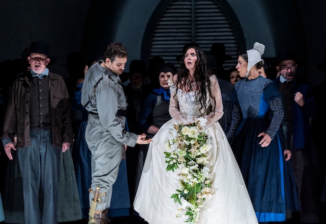 Andrzej Filończyk (Sir Riccardo Forth) i Lisette Oropesa (Elvira) w „Purytanach” w Londynie © Tristram Kenton/ The Royal Opera