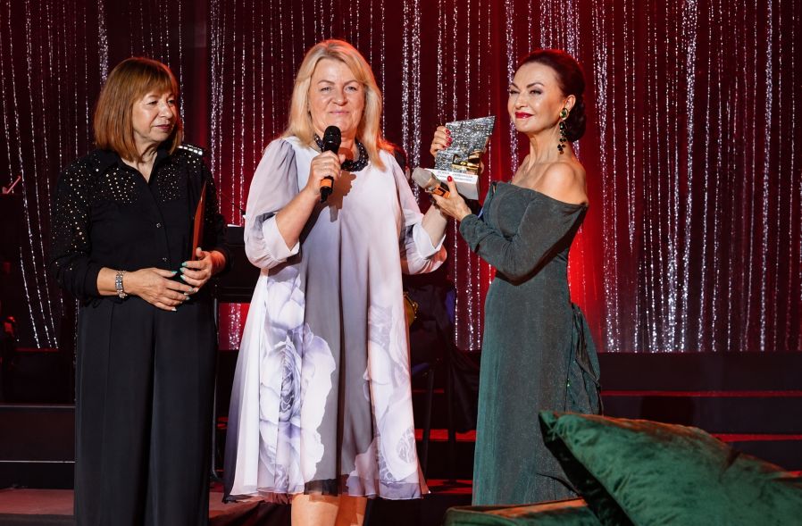 Wręczenie „Złotej Muszki”. Anna Habrewicz, Barbara Kaczmarkiewicz i Grażyna Brodzińska © Karol Wysokiński