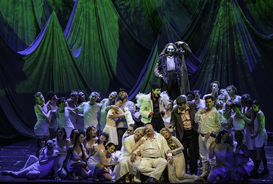 Scena zbiorowa, w środku: Iain Paterson (Wotan), Thomas Lehman (Donner), Kieran Carrel (Froh), Thomas Blondelle (Loge), Michael Sumuel (Alberich), Albert Pesendorfer (Fasolt), Tobias Kehrer (Fafner), Annika Schlicht (Fricka), Martina Welschenbach (Freia) © Bettina Stöß/ Deutsche Oper Berlin