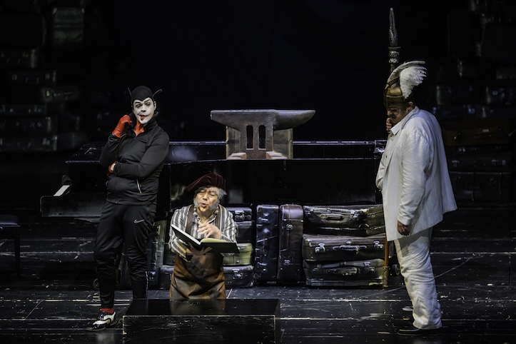 Iain Paterson (Wotan), Thomas Blondelle (Loge), Ya-Chung Huang (Mime) © Bettina Stöß/ Deutsche Oper Berlin