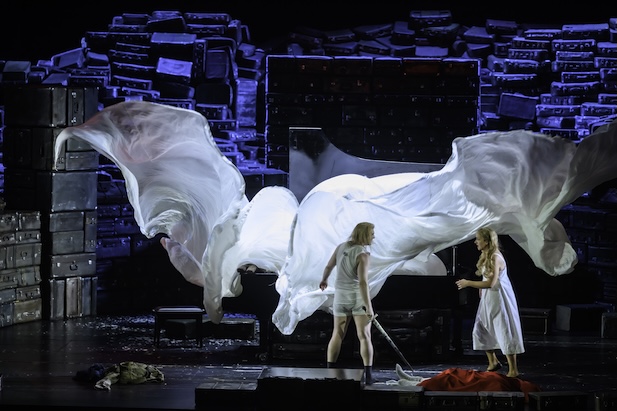 Matthew Newlin (Siegmund), Elisabeth Teige (Sieglinde) © Bettina Stöß/ Deutsche Oper Berlin
