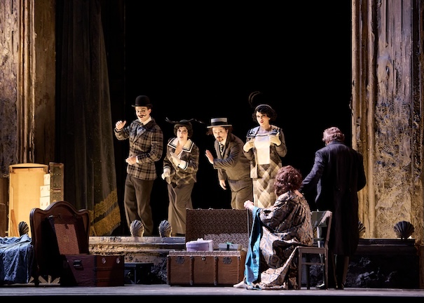 Anna Grotto (Panna Jouvenot), Monica Bacelli (Panna Dangeville), Matteo Macchioni (Poisson), Paweł Horodyski (Quinault) © Luciano Romano/ Teatro San Carlo w Neapolu