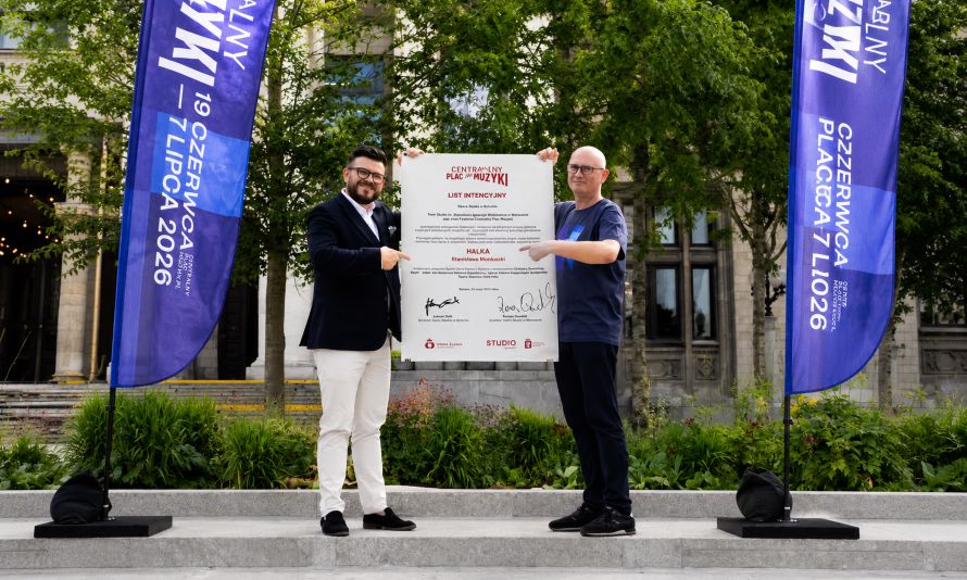 Łukasz Goik, dyrektor Opery Śląskiej i Roman Osadnik, dyrektor Teatru Studio podpisują list intencyjny odnośnie „Halki” © aleksandrakeckafotografia