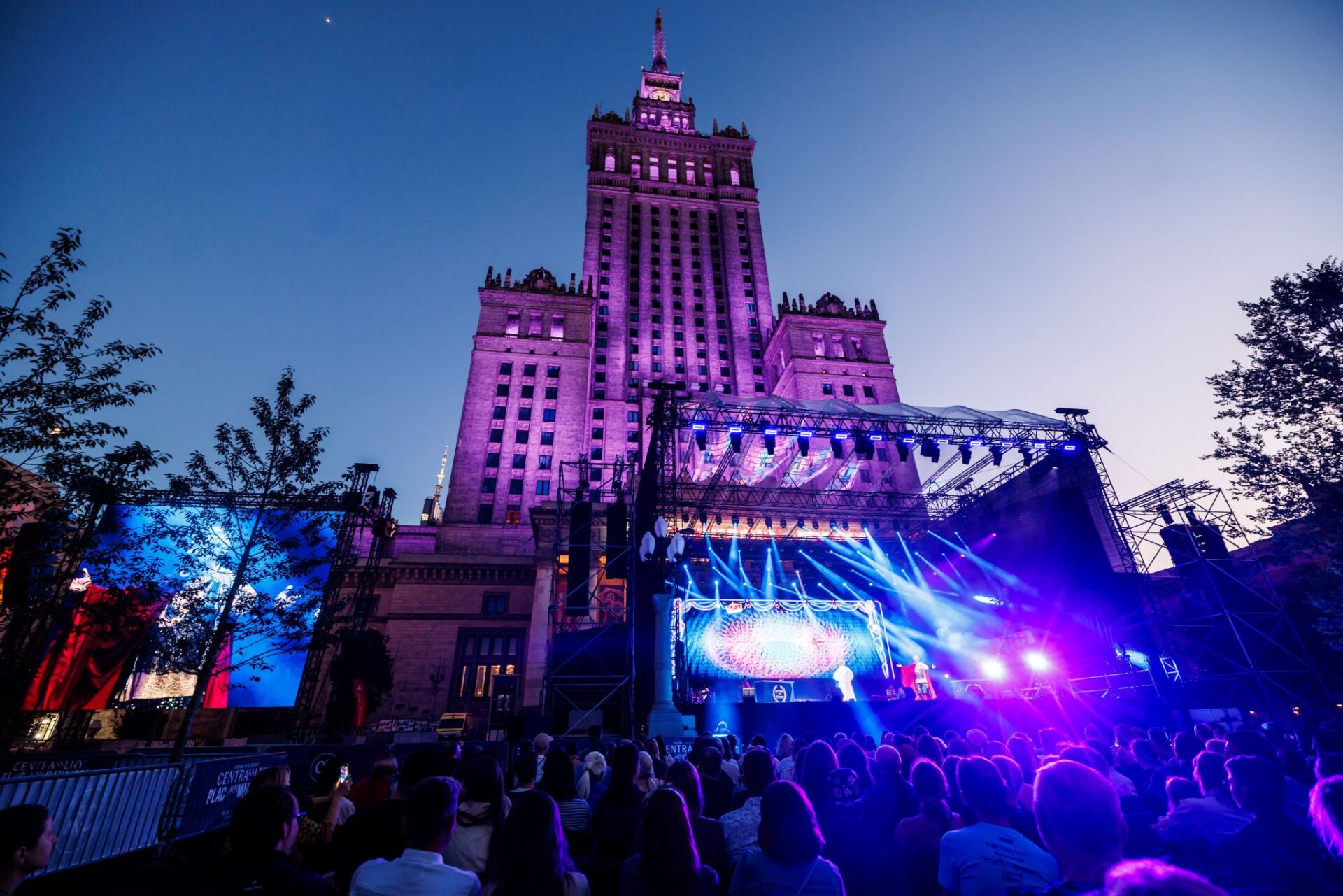 Scena Centralnego Pałacu Muzyki pod podświetlonym Pałacem Kultury i Nauki © Przemysław Jendroska