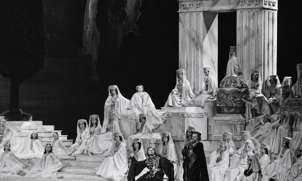 Scena zbiorowa, „Król Roger” w Teatrze Wielkim w Warszawie w 1983 roku. Florian Skulski (Król Roger), Bogdan Paprocki (Edrisi) © Jacek Giluń / archiwum TW-ON