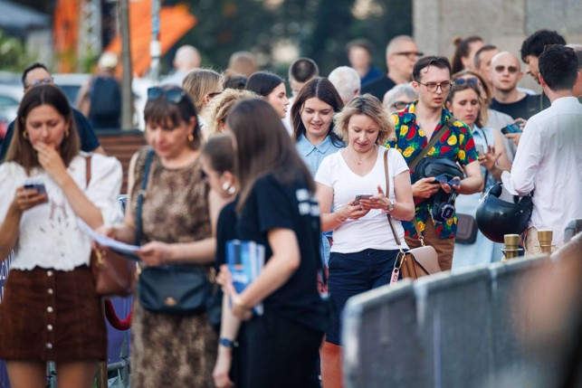 Widownia udająca się na „Pilotów” na Centralnym Placu Muzyki © Przemysław Jendroska